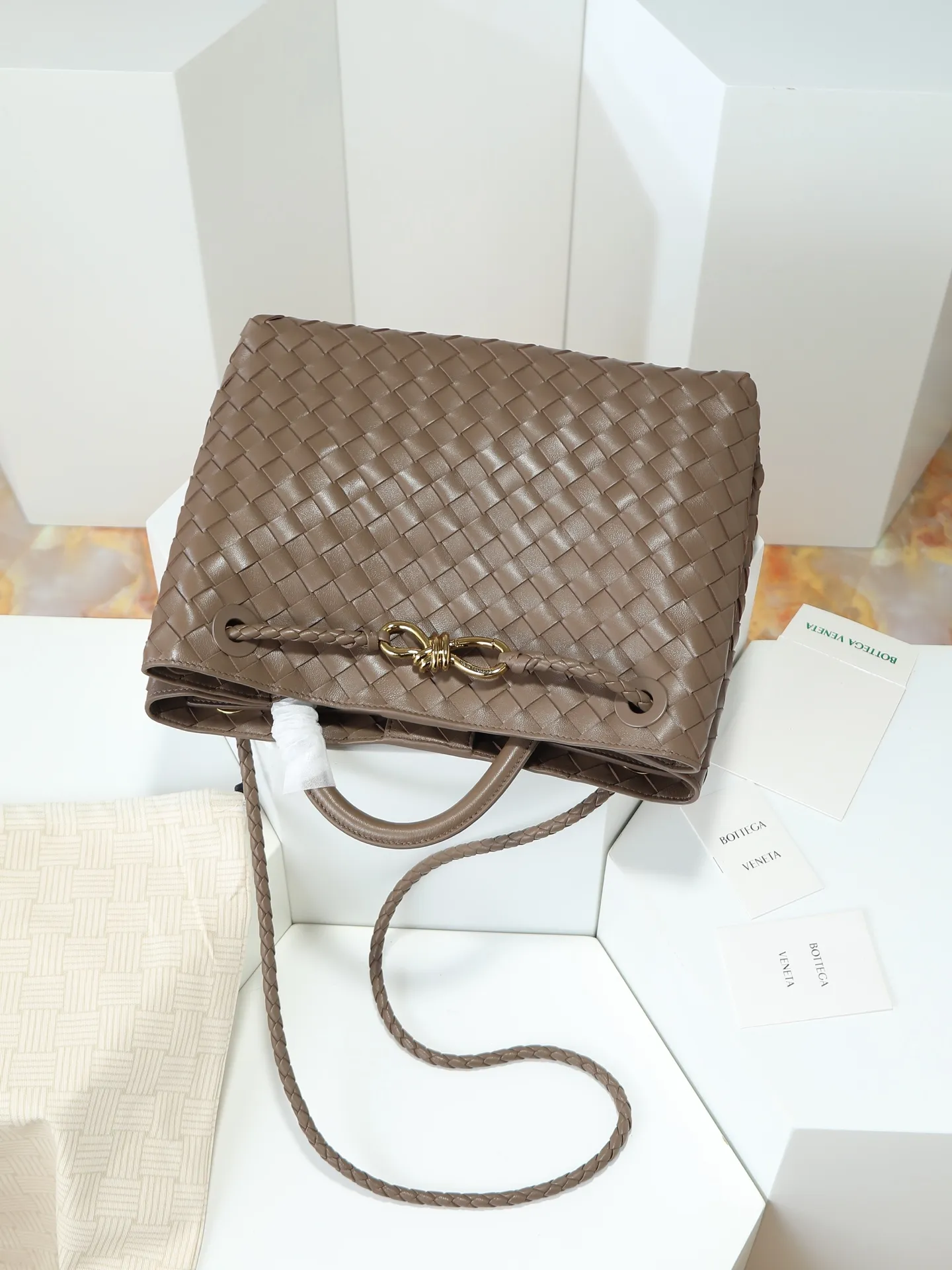 1550. Andiamo is shipping‼ ️Really popular🔥The new Andiamo woven handbag launched by Bottega Veneta this season is really popular all over the world! ! Celebrities at home and abroad have worn it, and Oscar-winning actress Michelle Yeoh has taken it out on the street. Song Jia, Trai Yala, Yu Feihong, Sanji Ayaka, Rosie Hunting-Whiteley, Yoshioka Riho, etc. have all worn this bag. It is classic and versatile and shows off your temperament, and the bag capacity is also large, which is very convenient for daily commuting! ! A variety of carrying methods, the shoulder straps can be adjusted by yourself, the original lambskin feels soft and delicate, and the unisex style breaks gender boundaries and brings a more practical and longer-lasting use experience. Andiamo, which has both elegant and casual styles, perfectly interprets the true appearance of "fashionable old money style". Style number: 766016 Size: 32*24*12